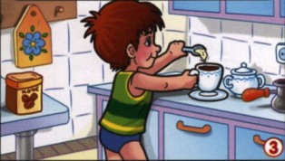 Маленький мальчик пробует заварить кофе